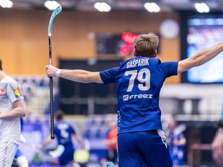 Na snímke slovenský florbalista Ronald Gašparík (uprostred).