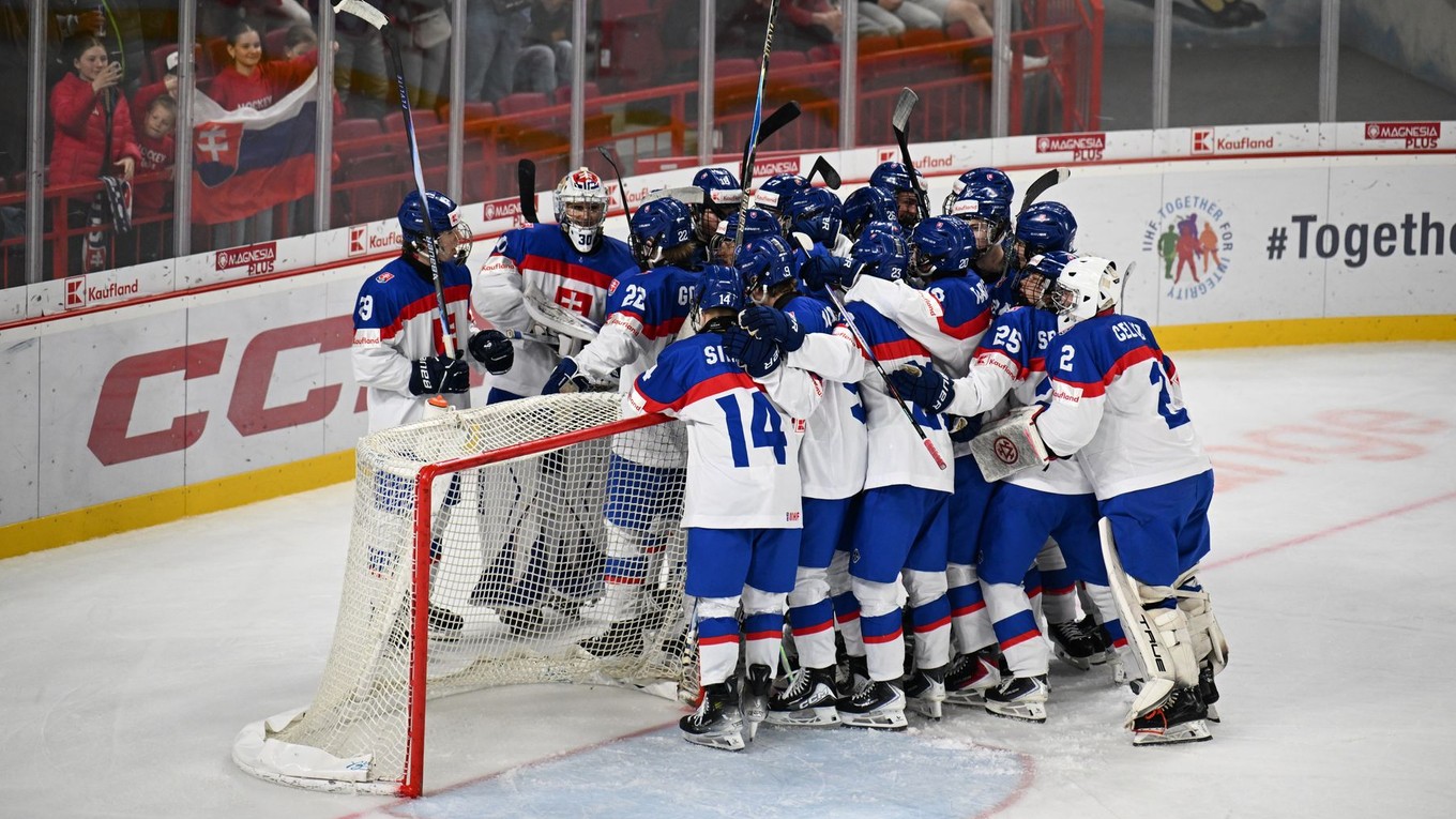 Hráči Slovenska sa tešia po výhre s Lotyšskom (2:5). 