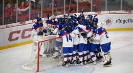 Hráči Slovenska sa tešia po výhre s Lotyšskom (2:5). 