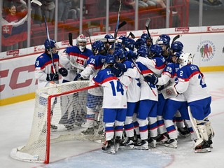 Hráči Slovenska sa tešia po výhre s Lotyšskom (2:5). 