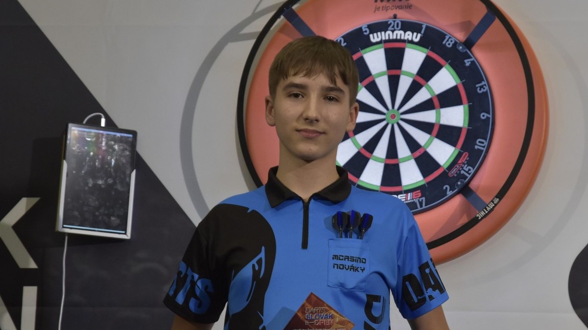 Alex Mjartan pózuje s trofejou zo Slovak Darts Open 2025.