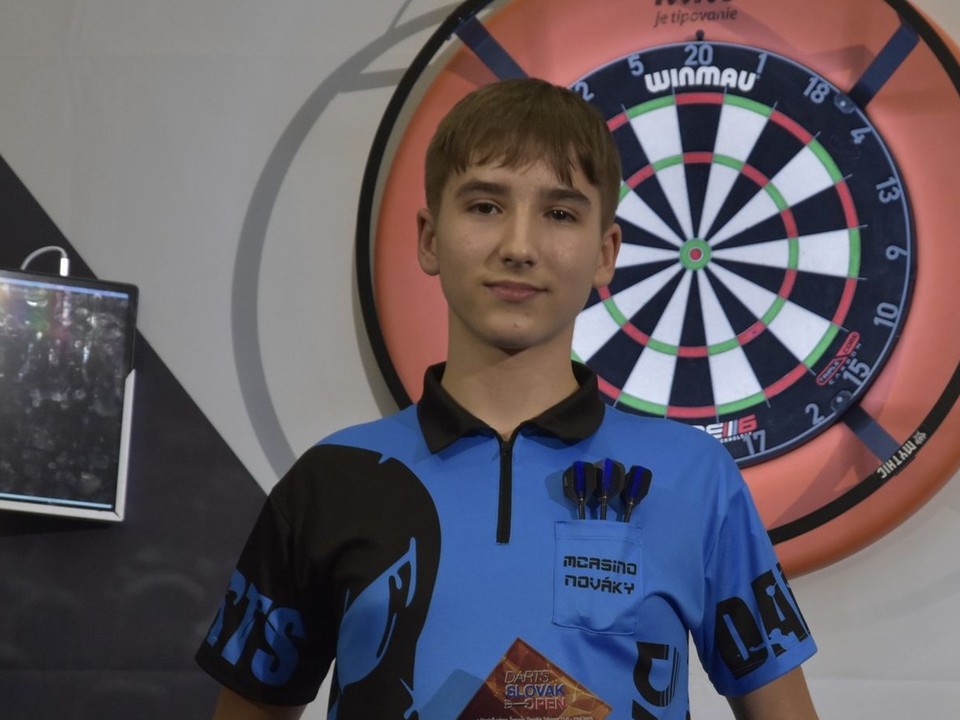 Alex Mjartan pózuje s trofejou zo Slovak Darts Open 2025.