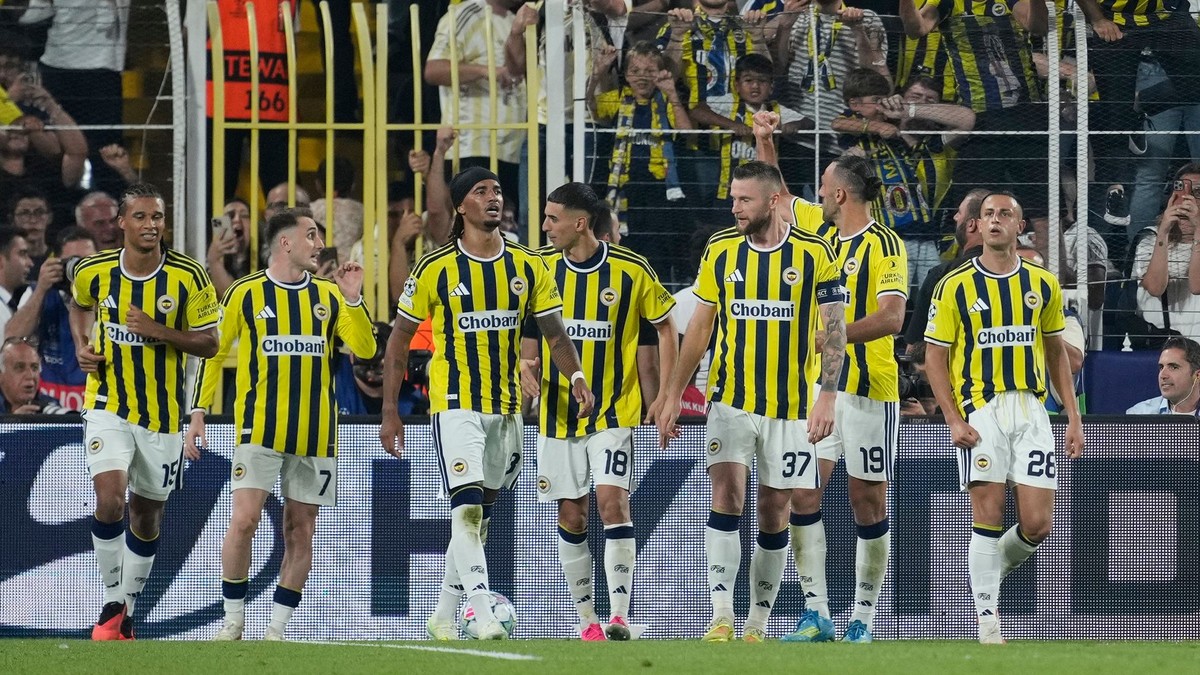 Slovenský futbalista a kapitán Fenerbahce Milan Škriniar (37) sa teší so spoluhráčmi z vyrovnávajúceho gólu