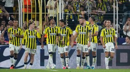Slovenský futbalista a kapitán Fenerbahce Milan Škriniar (37) sa teší so spoluhráčmi z vyrovnávajúceho gólu