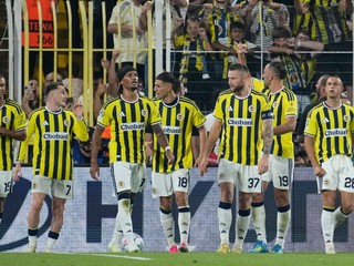 Slovenský futbalista a kapitán Fenerbahce Milan Škriniar (37) sa teší so spoluhráčmi z vyrovnávajúceho gólu