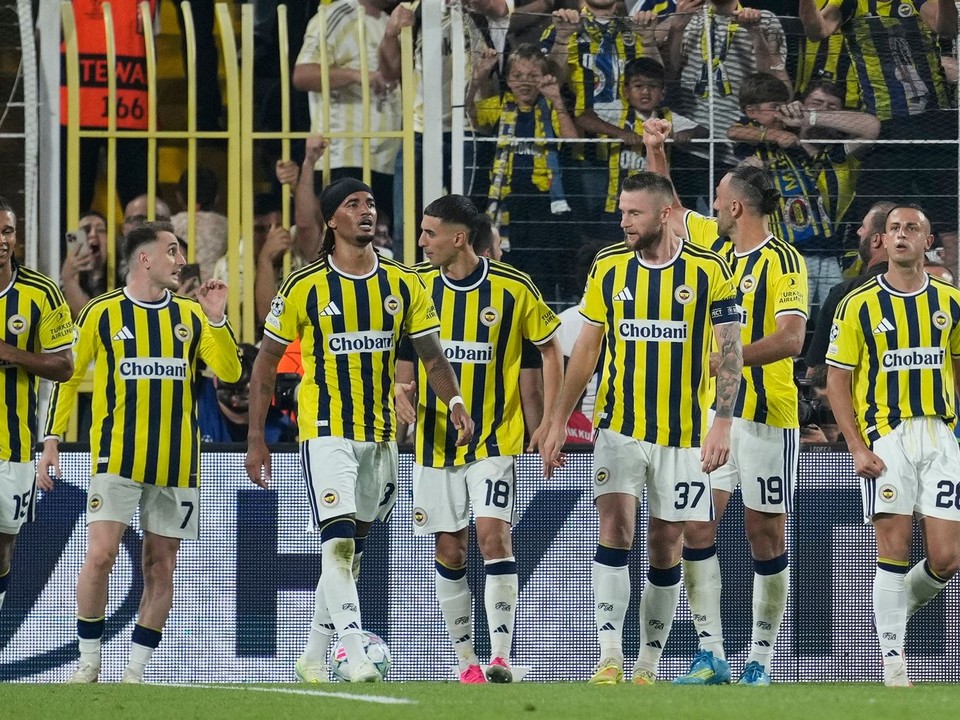 Slovenský futbalista a kapitán Fenerbahce Milan Škriniar (37) sa teší so spoluhráčmi z vyrovnávajúceho gólu
