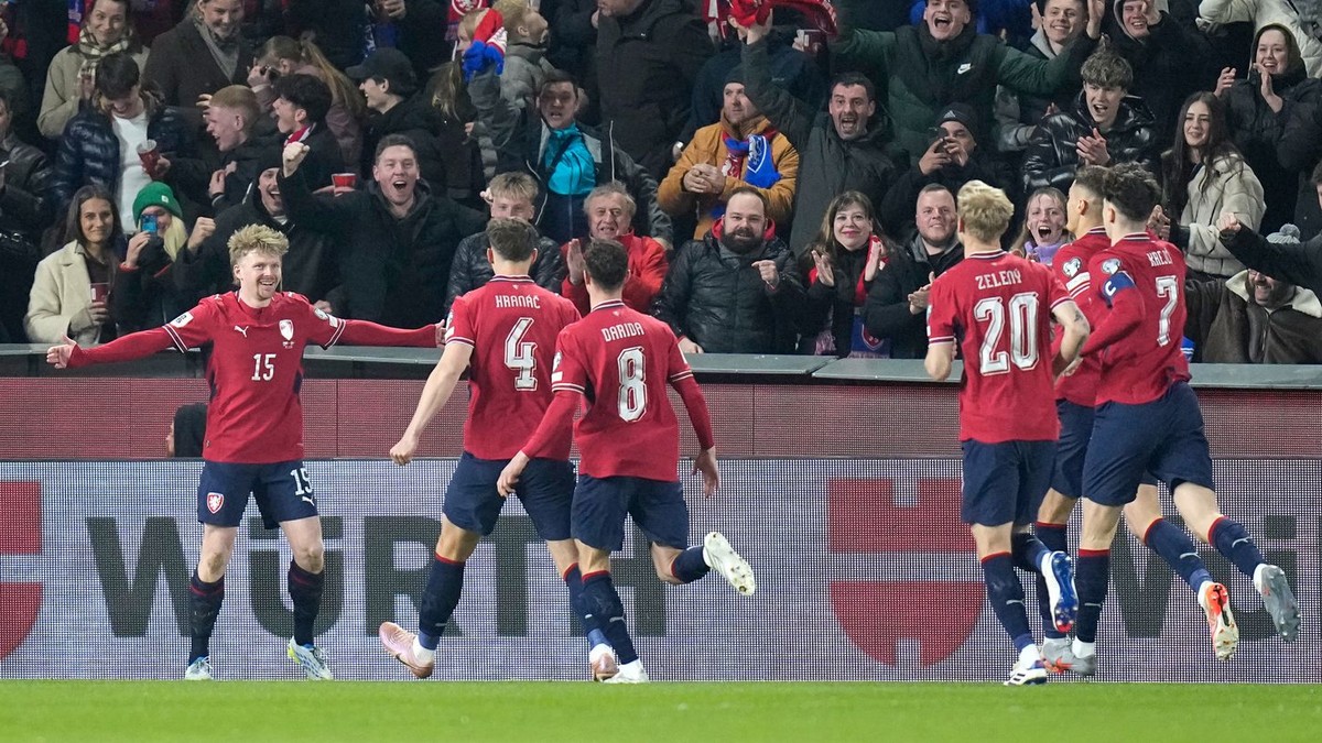 Český útočník Pavel Šulc oslavuje gól.