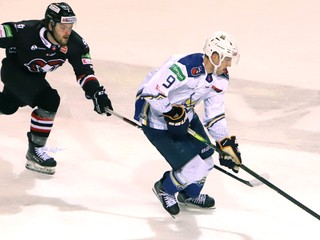 Na snímke zľava Filip Vašaš a americký útočník Alex Rauter.