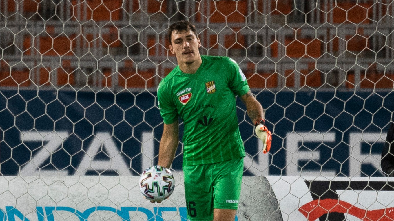 Brankár Martin Jedlička po inkasovanom góle v Linzi.