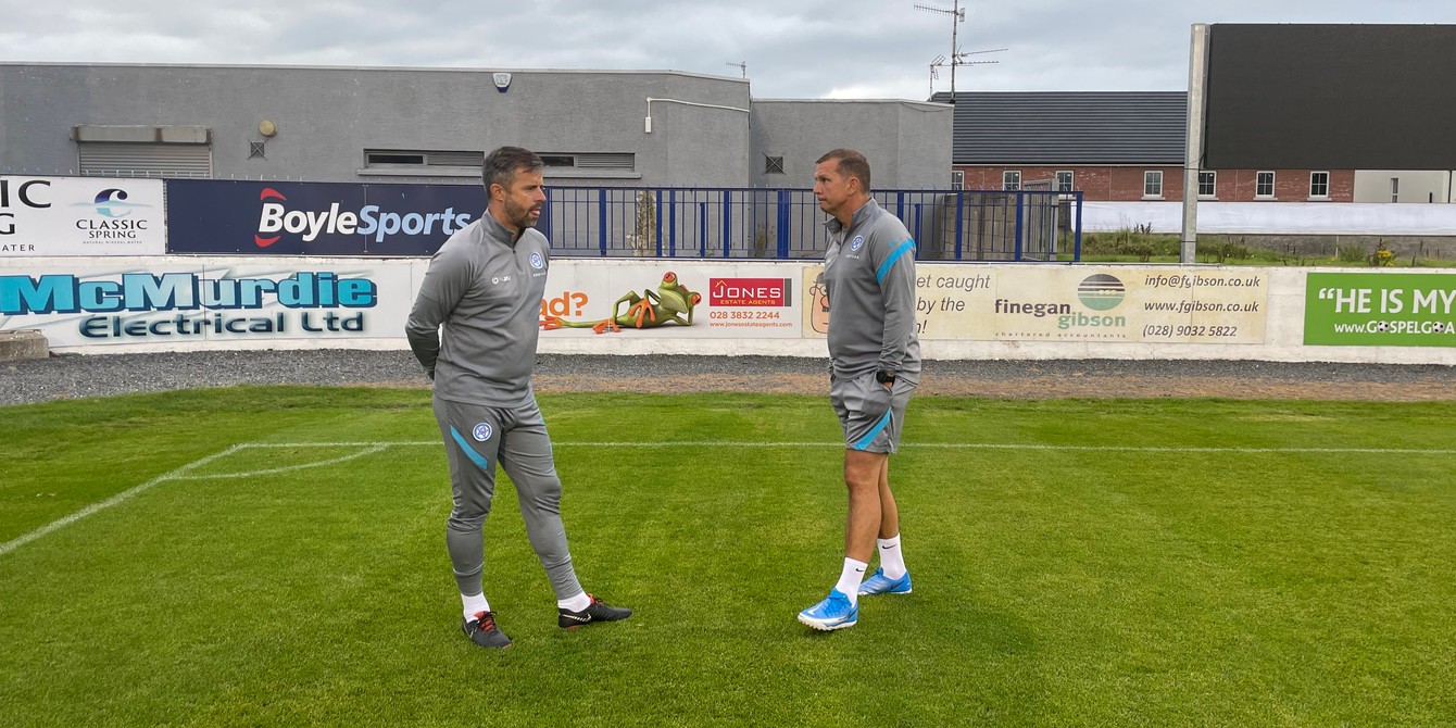 Asistent trénera Tibor Goljan (vľavo) počas rozhovoru s hlavným koučom reprezentácie do 21 rokov Jaroslavom Kentošom.