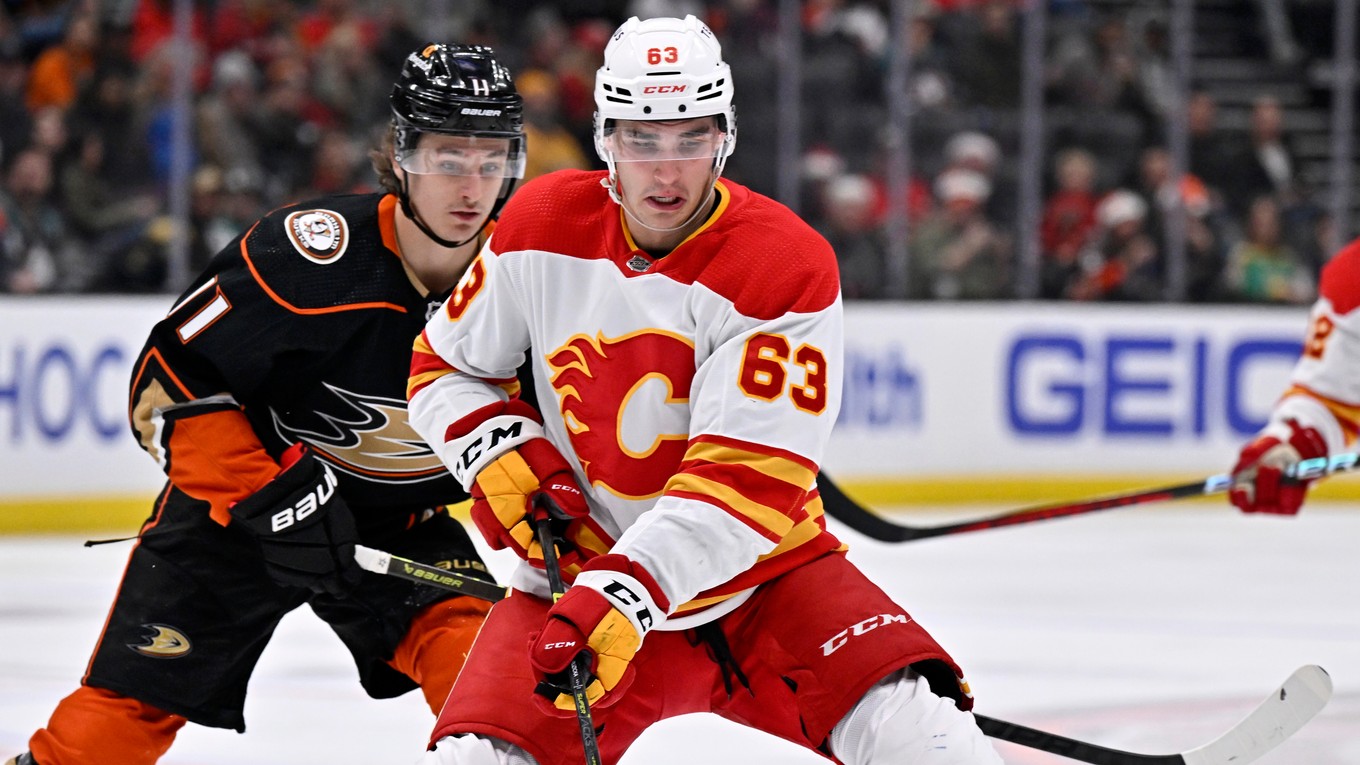 Slovenský hokejista Adam Ružička v drese Calgary Flames.