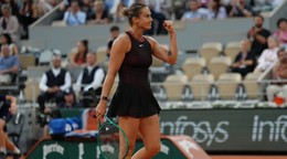 Bieloruská tenistka Arina Sobolenková reaguje v osemfinále ženskej dvojhry proti Japonke Naomi Osakovej.