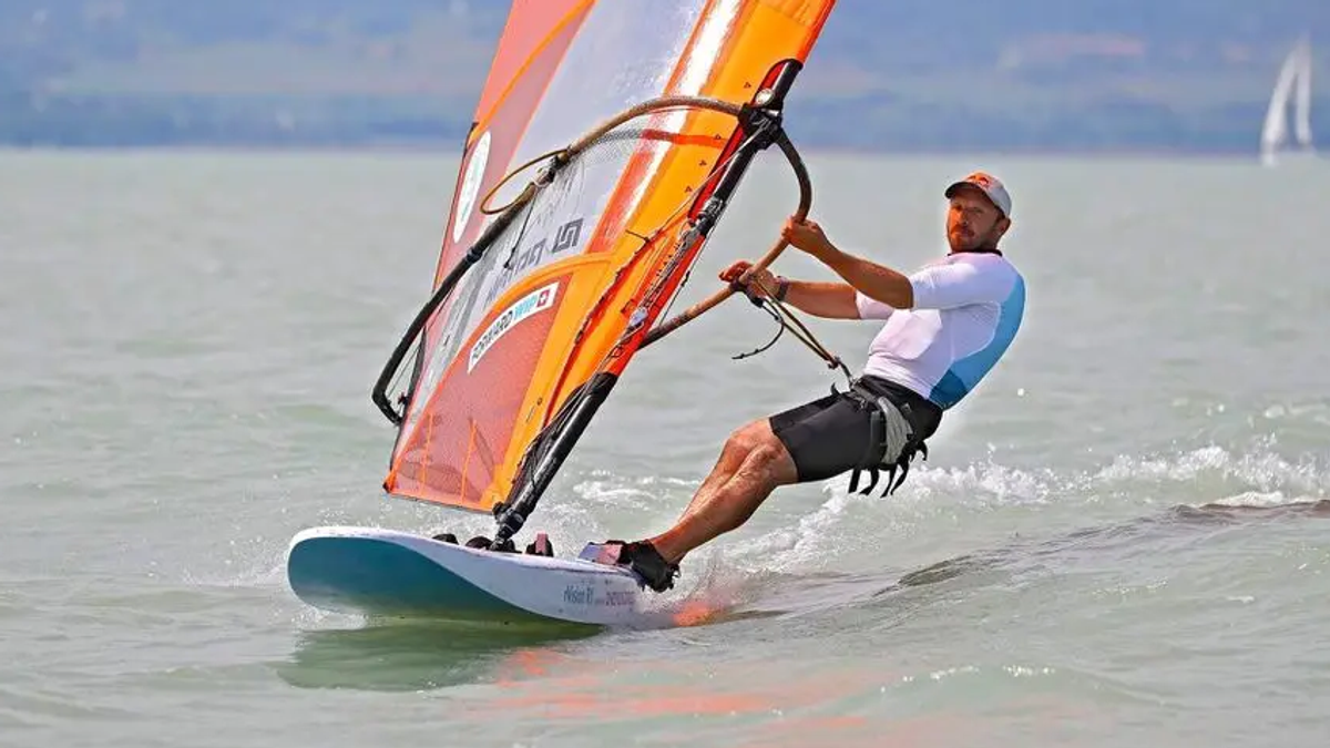 Windsurfista Patrik Pollák.