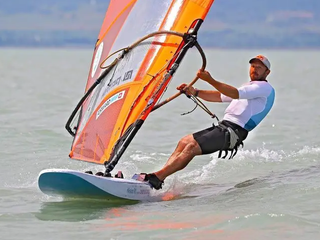 Windsurfista Patrik Pollák.