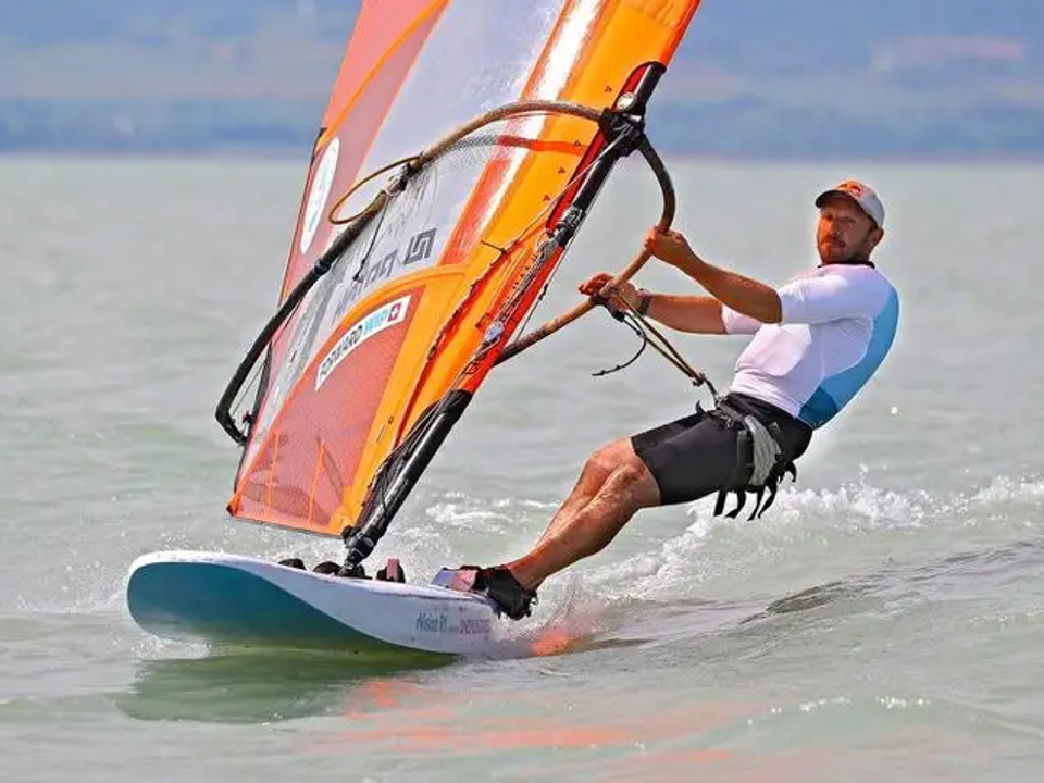 Windsurfista Patrik Pollák.