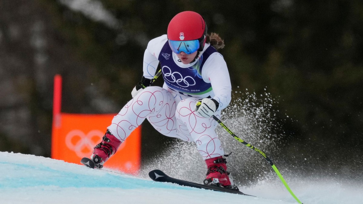 Slovenská lyžiarka Katarína Šrobová počas zjazdu v tímovej súťaži na ZOH 2026.