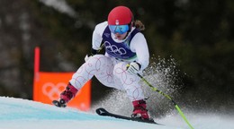 Slovenská lyžiarka Katarína Šrobová počas zjazdu v tímovej súťaži na ZOH 2026.