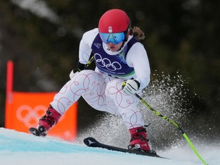 Slovenská lyžiarka Katarína Šrobová počas zjazdu v tímovej súťaži na ZOH 2026.