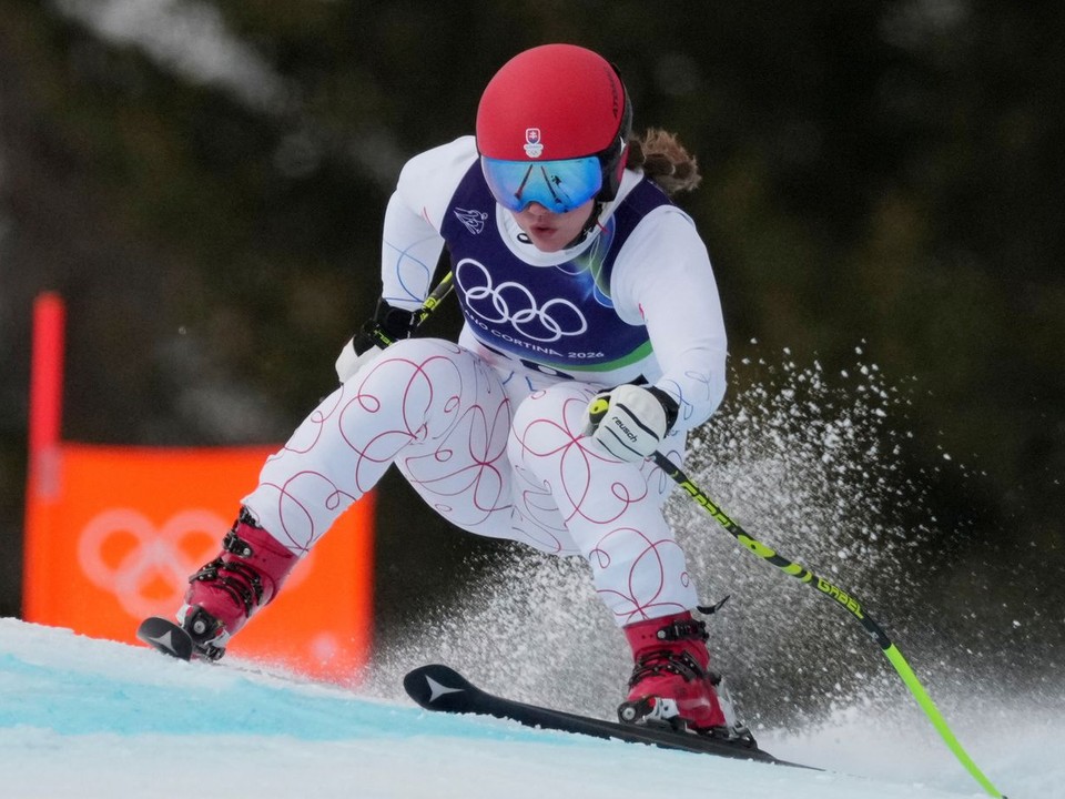 Slovenská lyžiarka Katarína Šrobová počas zjazdu v tímovej súťaži na ZOH 2026.