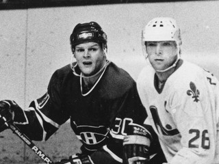 Peter Šťastný (vpravo) v zápase Quebec Nordiques - Montreal Canadiens.