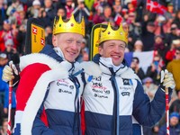 Nórski biatlonisti Johannes Thingnes Bö (vľavo) a Tarjei Bö počas rozlúčky s kariérou. 