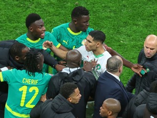 Maročan Achraf Hakimi s hráčmi Senegalu počas finále Afrického pohára národov 2025.