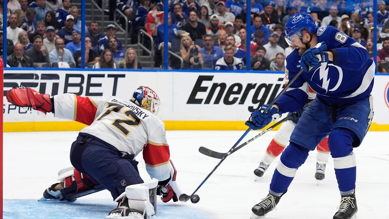 Brankár Sergej Bobrovskij a Erik Černák v zápase 1. kola play-off NHL Tampa Bay Lightning - Florida Panthers.