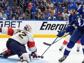 Brankár Sergej Bobrovskij a Erik Černák v zápase 1. kola play-off NHL Tampa Bay Lightning - Florida Panthers.