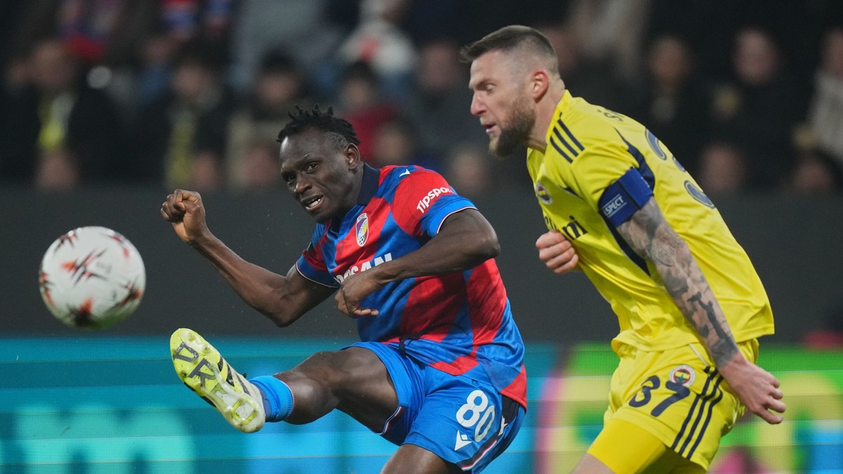 Plzenský hráč Prince Kwabena Adu (vľavo) sa pokúša vystreliť na bránu pred Milanom Škriniarom z Fenerbahce.
