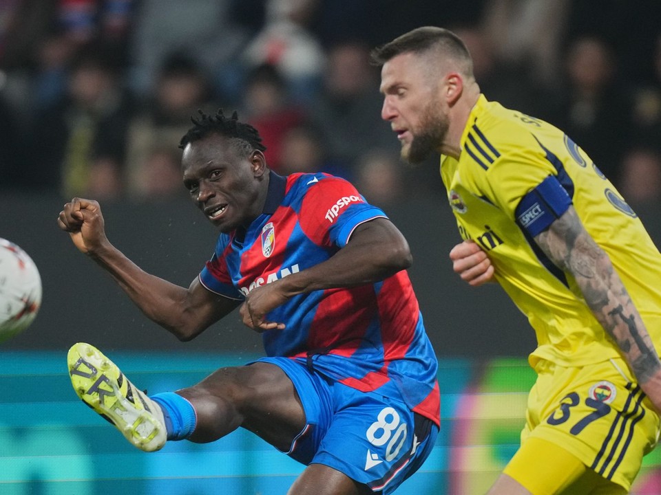 Plzenský hráč Prince Kwabena Adu (vľavo) sa pokúša vystreliť na bránu pred Milanom Škriniarom z Fenerbahce.
