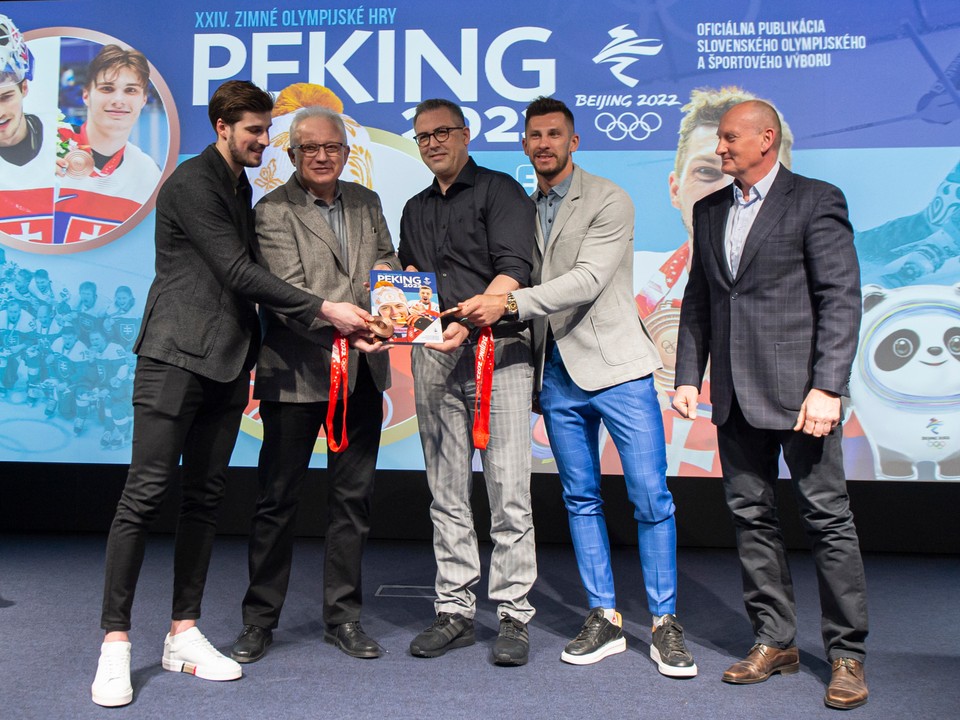 Marek Hrivík a Patrik Rybár krstia medailami pamätnicu k ZOH Peking 2022.