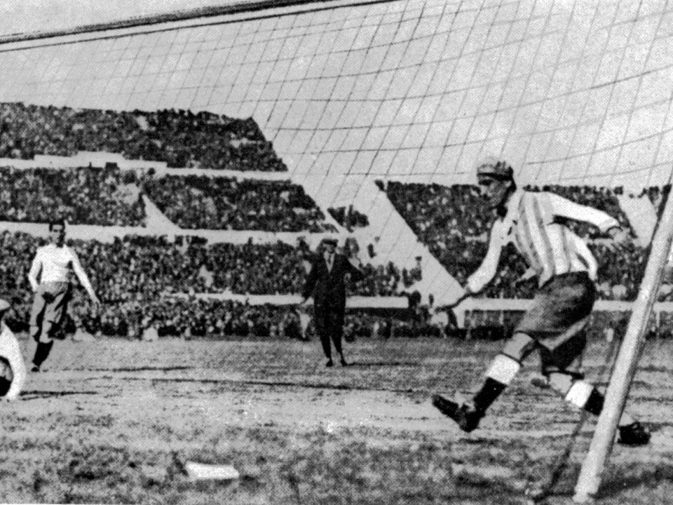 Momentka z finále MS 1930 medzi Uruguajom a Argentínou, domáci vyhrali 4:2 a získali titul.