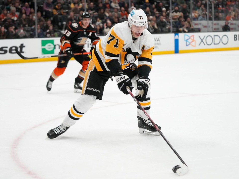 Ruský útočník Jevgenij Malkin v drese tímu Pittsburgh Penguins.
