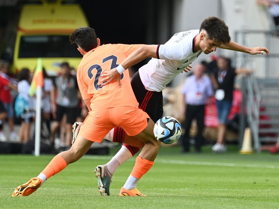 Vpravo hráč Trnavy Miha Breznik a hráč Valencie Fran Perez v zápase k oslavám storočnice Spartaka