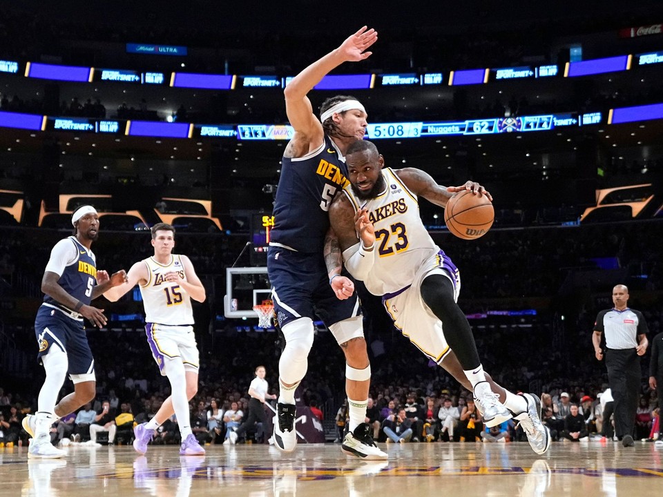 LeBron James v zápase Los Angeles Lakers - Denver Nuggets