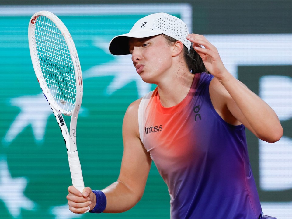 Poľská tenistka Iga Swiateková počas zápasu druhého kola Roland Garros 2024 proti Naomi Osakovej. 