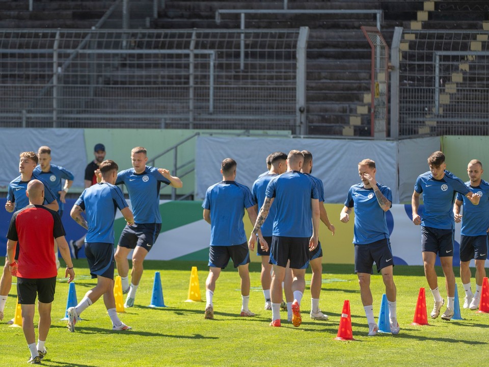 Slovenskí futbaloví reprezentanti počas oficiálneho tréningu.