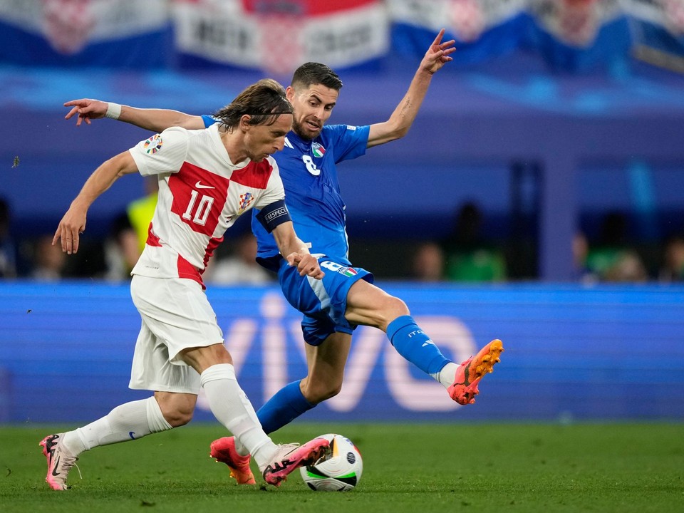 Luka Modrič a Jorginho v zápase Chorvátsko - Taliansko na EURO 2024