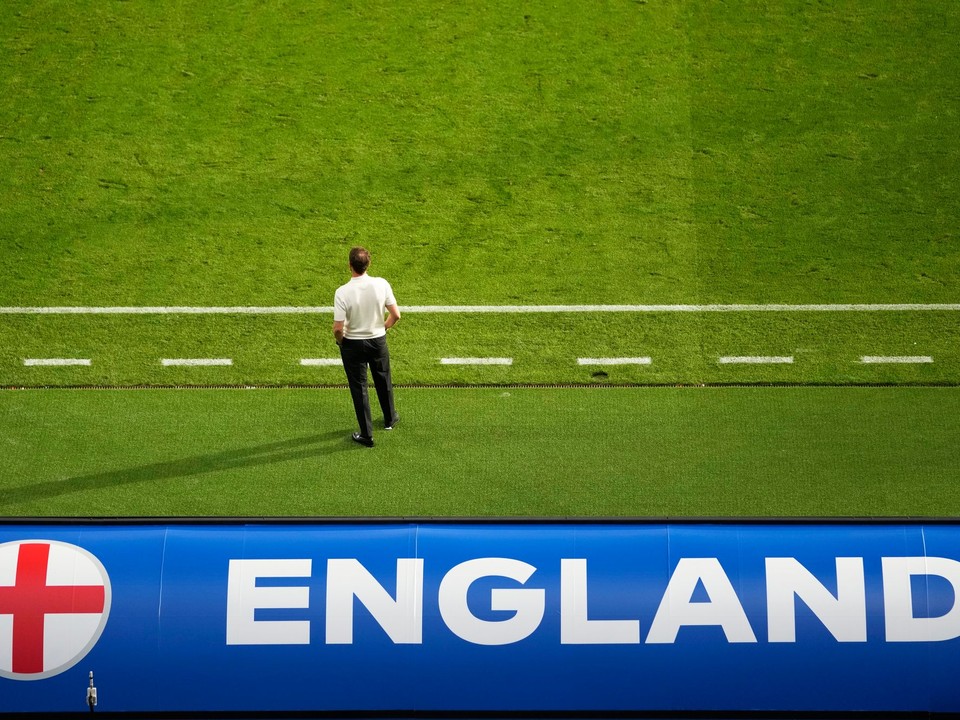 Tréner Anglicka Gareth Southgate sleduje zápas Dánsko - Anglicko.