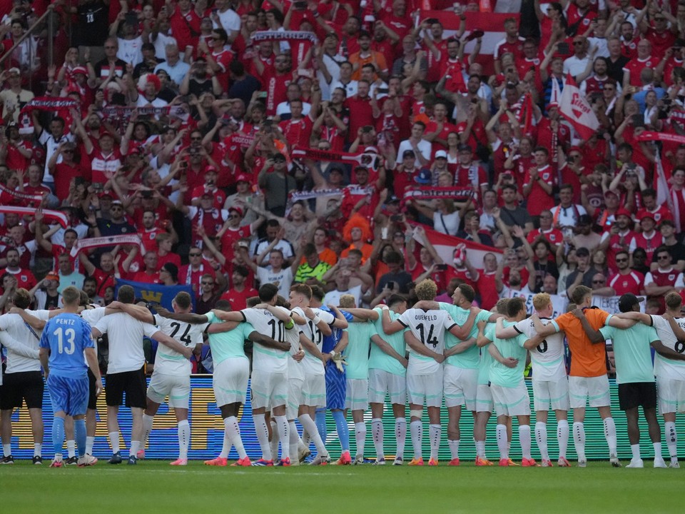 Rakúski futbalisti oslavujú víťazstvo nad Holandskom na EURO 2024.