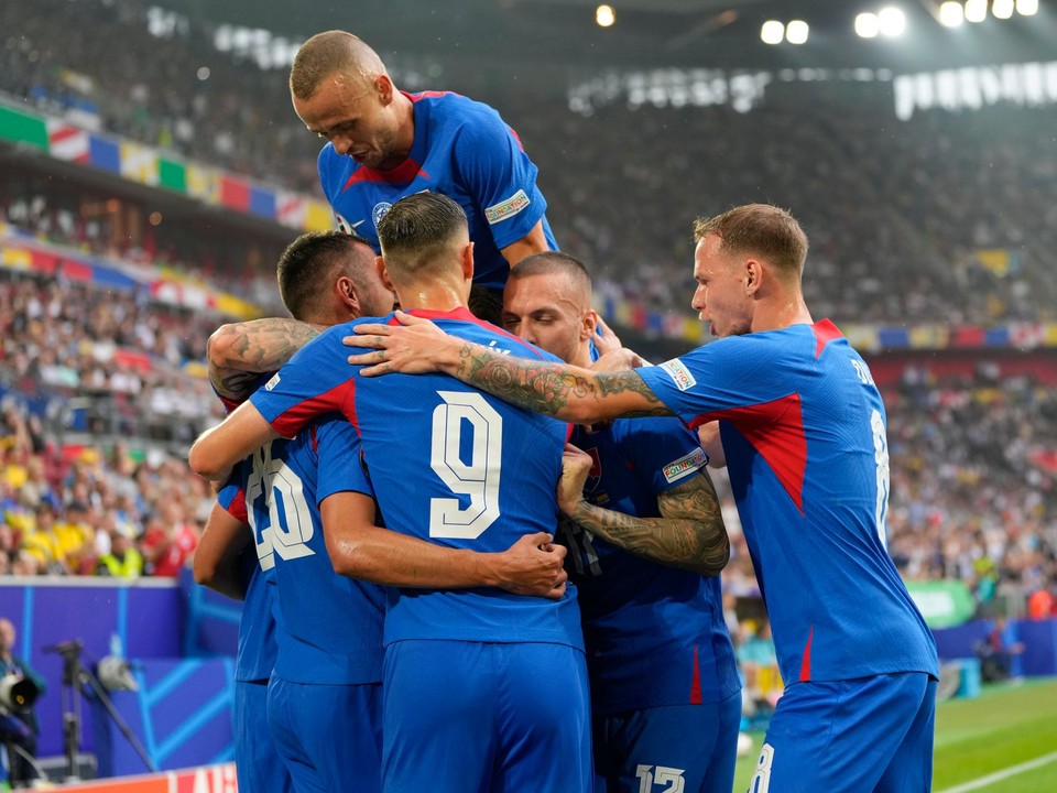 Ivan Schranz sa teší so spoluhráčmi z gólu v zápase Slovensko - Ukrajina na EURO 2024 (ME vo futbale).