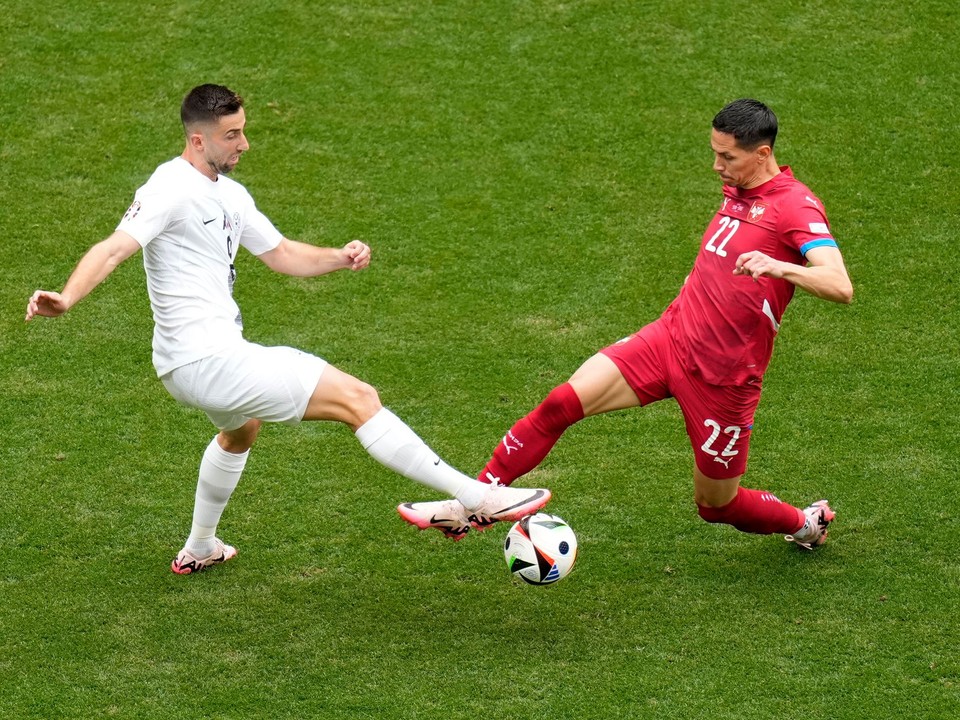 Andraž Šporar (vľavo) v zápase Slovinsko - Srbsko na EURO 2024. 