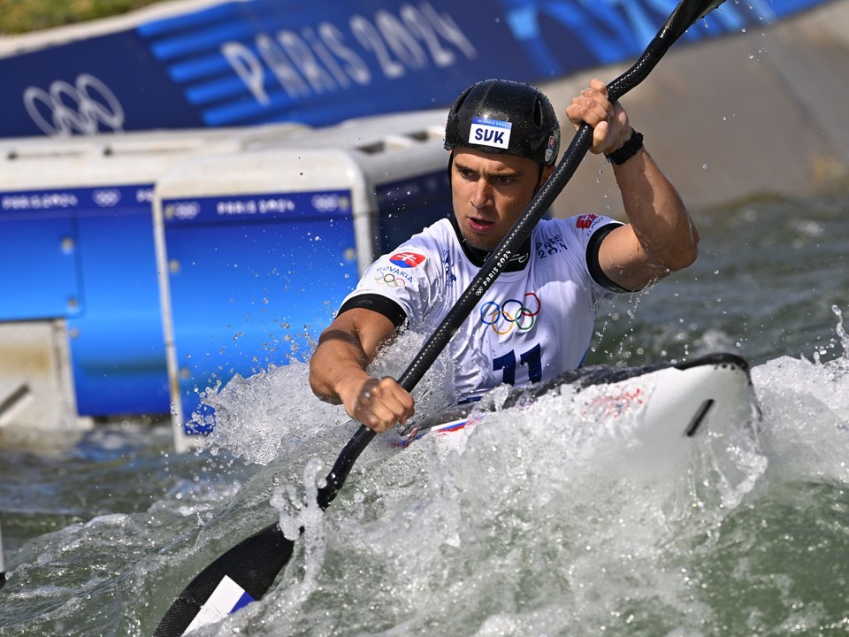 Jakub Grigar pádluje na trati prvej kvalifikačnej jazdy v kategórii K1 mužov počas olympijských hier v Paríži.