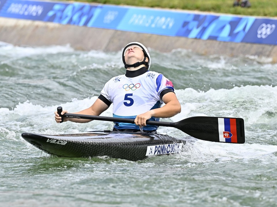 Zuzana Paňková v cieli po finálovej jazde v kategórii C1 žien počas olympijských hier v Paríži.