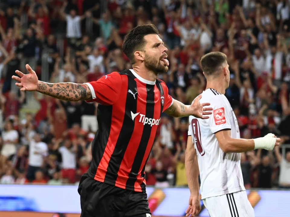 Futbalista Spartaka Trnava Michal Ďuriš sa teší z gólu.