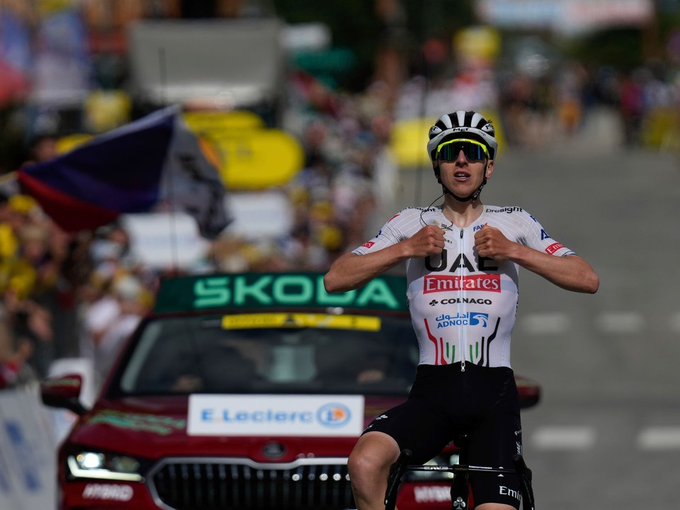 Tadej Pogačar oslavuje víťazstvo v 4. etape na Tour de France. 