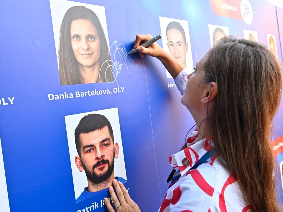 Danka Barteková sa podpisuje na stenu olympionikov v Slovenskom dome.