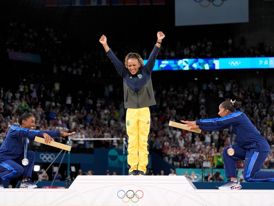 Simone Bilesová a Jordan Chilesová vzdávajú hold víťazke v prostných Brazílčanke Rebece Andradeovej na OH v Paríži.