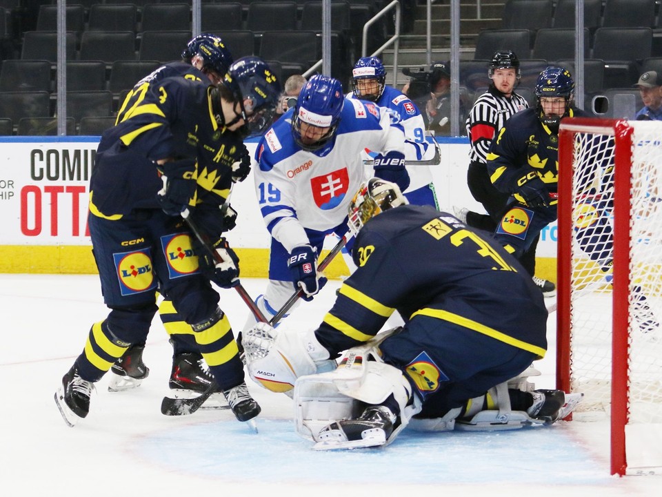 Slovenský hokejista Timothy Kazda pred švédskou bránkou v zápase Hlinka Gretzky Cup 2024.