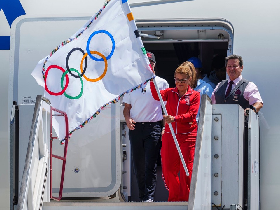 Primátorka Los Angeles Karen Bassová drží oficiálnu olympijskú vlajku.